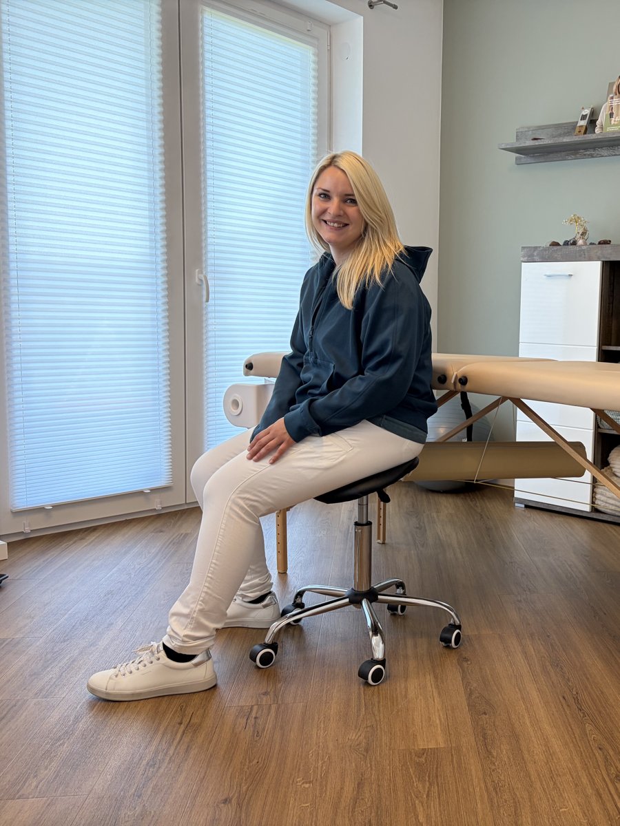 Carina Schmidberger in ihrer Naturheilpraxis in Pöttmes